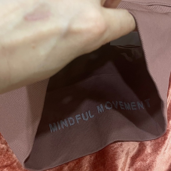 ALO Yoga Dusty Rose Ribbed Sports Tank - Picture 5 of 8